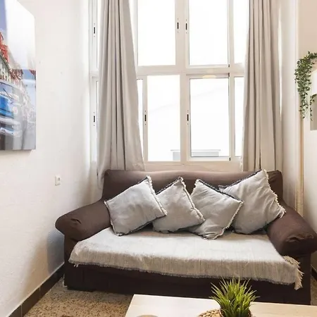 Large Private Terrace 2 Bedroom Apartment *